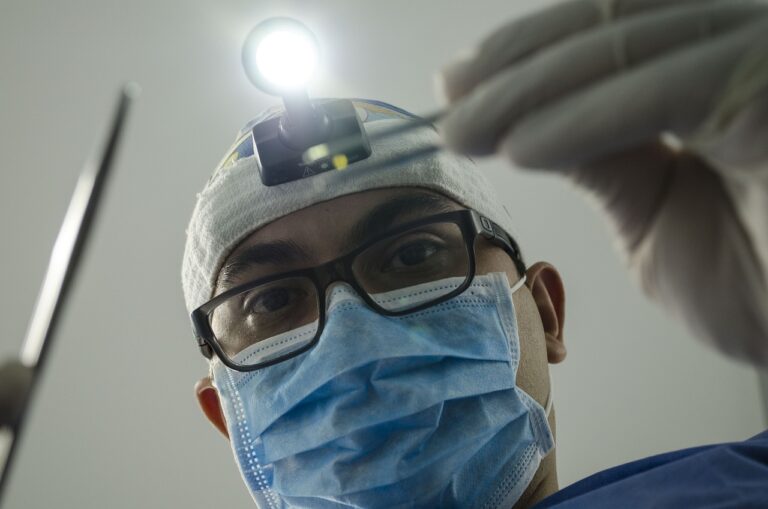 Czym chirurg stomatologiczny różni się od dentysty i co wchodzi w zakres jego obowiązków?